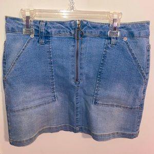 Stretchy jean skirt with zipper